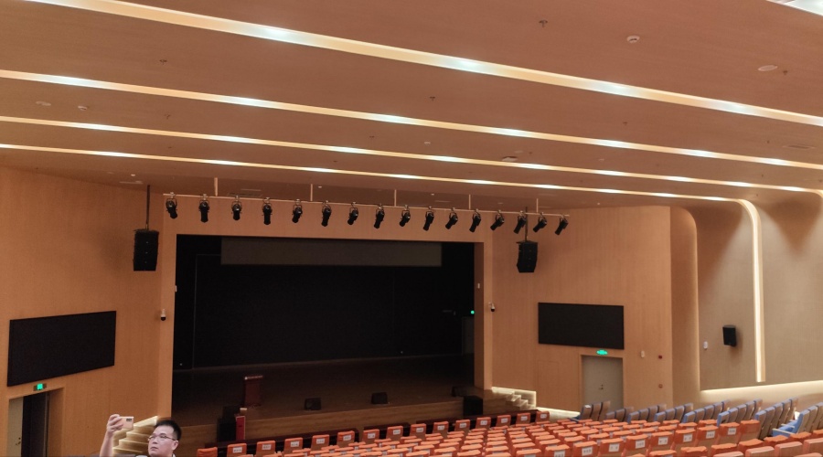 深圳坪山實驗學校GRG報告廳穿孔板工程案例 深圳坪山實驗學校GRG報告廳穿孔板工程案例